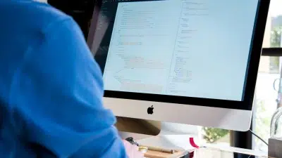 Aplikasi Belajar Gratis Terbaik yang Membantu 2026 Coding Screen Programmer Working