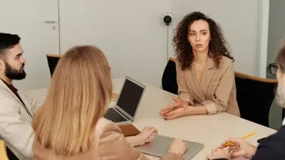 Mengapa Penting Belajar Public Speaking? Panduan Lengkap Communication Skills Group Discussion