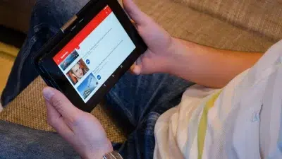 Perbedaan WiFi 2.4GHz vs 5GHz: Mana yang Terbaik? High Speed Internet Streaming Video